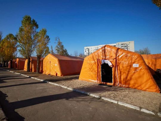 У Новій Каховці монтують мобільний COVID-госпіталь: в ОП показали фото