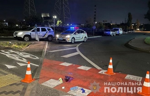 В Киеве пьяный водитель грузовика снес двух человек
