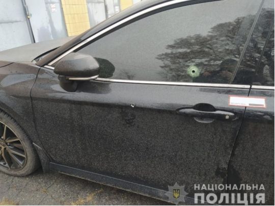 Конфлікт двох водіїв на дорозі скінчився розстрілом автомобіля: деталі інциденту на Кіровоградщині (фото)