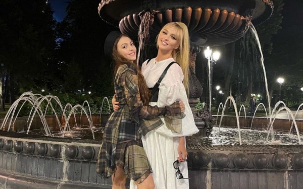 Оля Полякова на Мальдивах померялась с дочерью фигурами