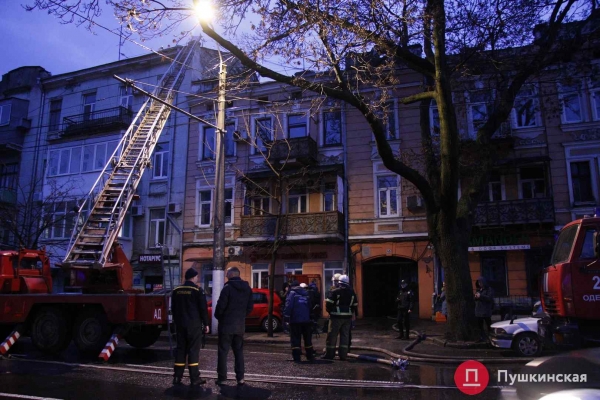 В заваленной хламом квартире в центре Одессы произошел пожар: погиб одни человек. Фото
