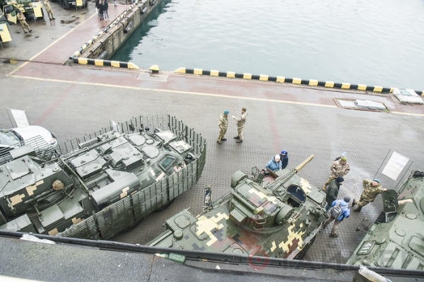 На одесском морвокзале показывают военную технику