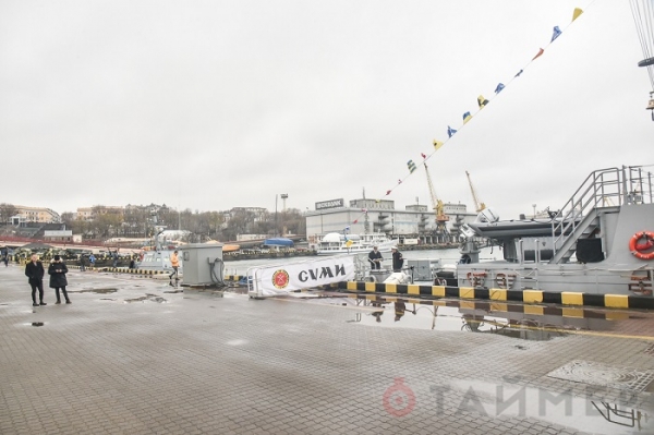 На одесском морвокзале показывают военную технику