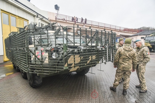На одесском морвокзале показывают военную технику