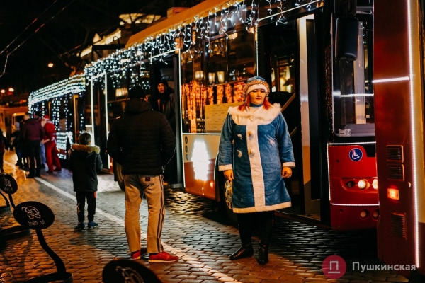 В Одессе прошел парад «одетых» по-новогоднему троллейбусов: как это было. Фото, видео