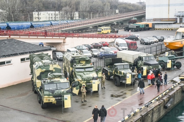 На одесском морвокзале показывают военную технику