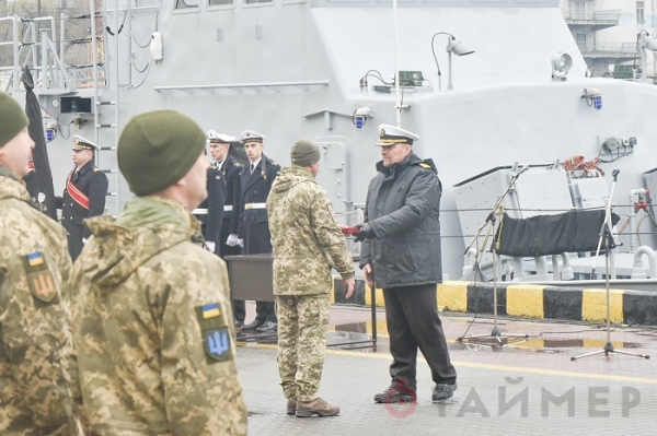 На одесском морвокзале показывают военную технику