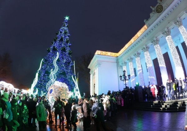 В Одессе открыли главную новогоднюю елку города