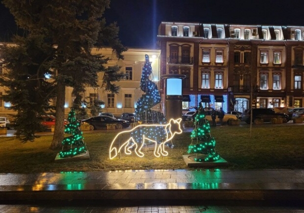 Новогодний лес и огромный подарок: праздничные фотозоны в центре Одессы 
