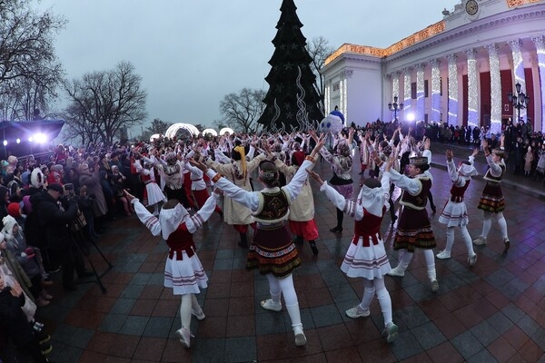 В Одессе открыли главную новогоднюю елку города