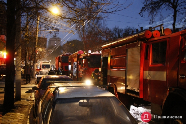 В заваленной хламом квартире в центре Одессы произошел пожар: погиб одни человек. Фото