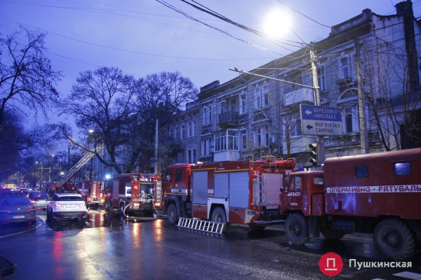 В заваленной хламом квартире в центре Одессы произошел пожар: погиб одни человек. Фото