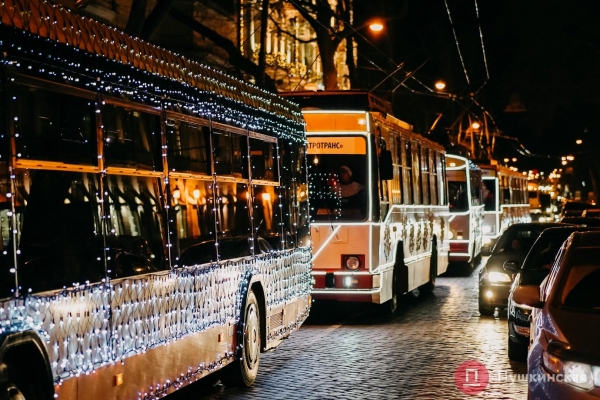 В Одессе прошел парад «одетых» по-новогоднему троллейбусов: как это было. Фото, видео