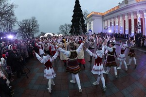 В Одессе открыли главную новогоднюю елку города