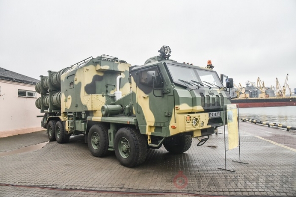 На одесском морвокзале показывают военную технику