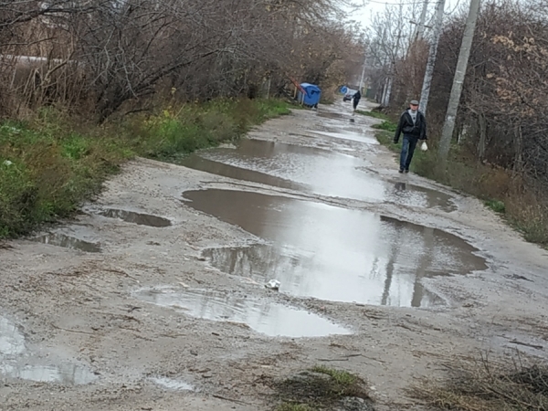 Жители Жеваховой горы просят Труханова заасфальтировать их единственную дорогу 