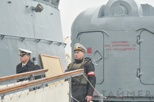На одесском морвокзале показывают военную технику