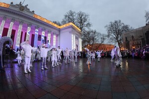 В Одессе открыли главную новогоднюю елку города