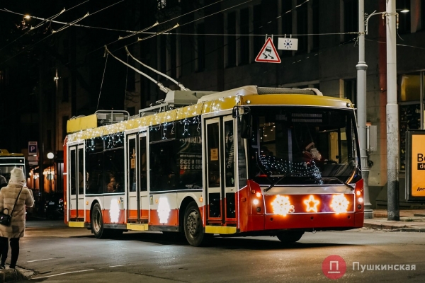 В Одессе прошел парад «одетых» по-новогоднему троллейбусов: как это было. Фото, видео