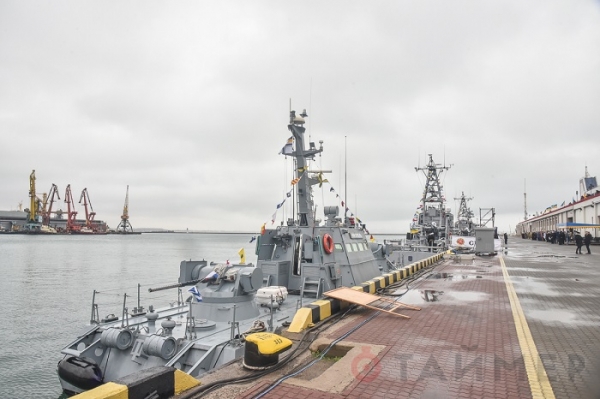 На одесском морвокзале показывают военную технику