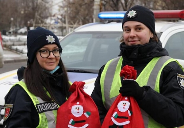 В Одессе патрульные раздавали водителям новогодние подарки