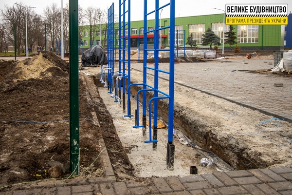 «Велике будівництво»: у Томаківці на Дніпропетровщині будують сучасний стадіон біля оновленого ліцею