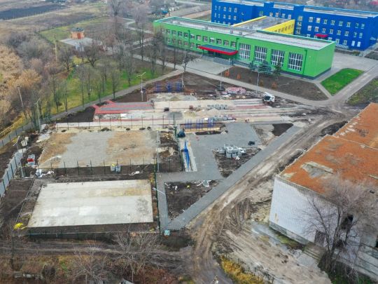 «Велике будівництво»: у Томаківці на Дніпропетровщині будують сучасний стадіон біля оновленого ліцею