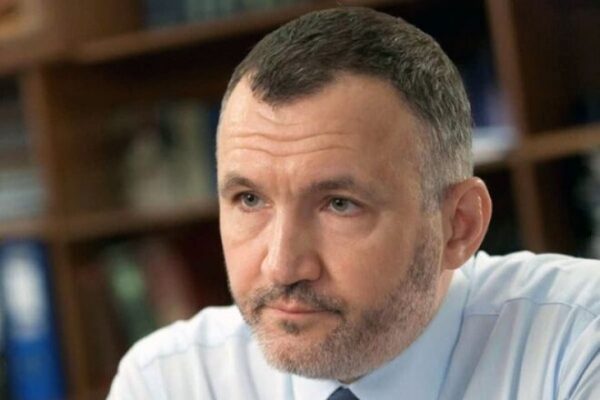
                                                                        Кузьмин о смешной мере пресечения пятому президенту: Для Медведчука судья принимал решение 30 минут, а для Порошенко &ndash; два дня
                                                                                                                                                                                                                    