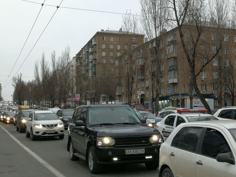 Завжди їздити з увімкненими фарами та перевзувати авто в зимові шини на пів року: в Україні для водіїв підготували нововведення