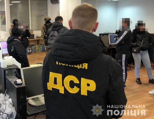 В Украине накрыли крупную сеть мошеннических кол-центров с офисом в Одессе 