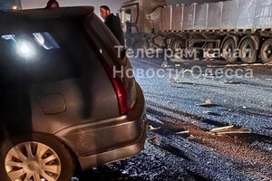 На Объездной дороге легковушка столкнулась с фурой: есть пострадавшие 