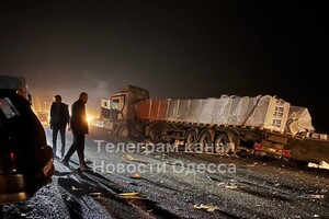 На Объездной дороге легковушка столкнулась с фурой: есть пострадавшие 