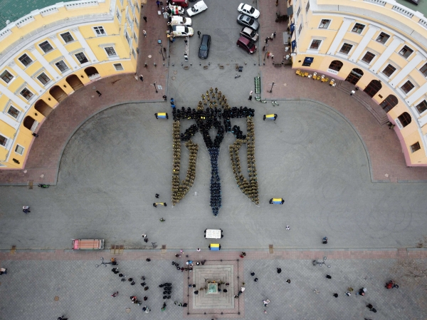 В честь Дня государственного герба в Одессе курсанты создали «живой» трезубец. Фото