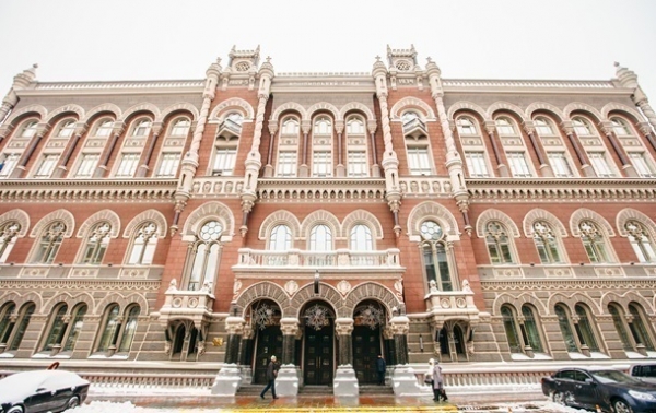 НБУ продолжает скупать дешевеющий доллар