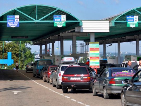 Поляки відмовляються пропускати деякі автомобілі з біженцями з України: у Держприкордонслужбі назвали причину