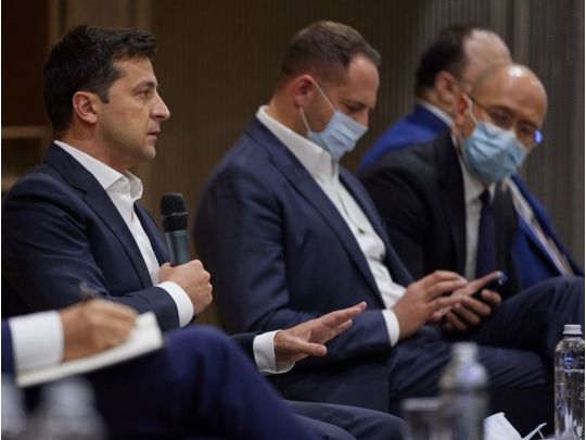 Проблеми у «втікачів», сімейний флешмоб, рента на газ та економічний паспорт: про що говорив Зеленський зі «слугами» на засіданні фракції