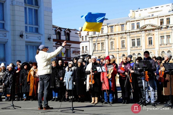 «Закройте над нами небо»: артисты Одесского оперного театра провели музыкальный перформанс среди баррикад. Видео, фото