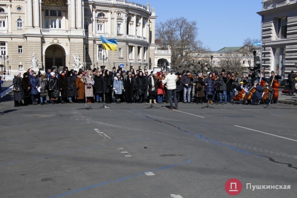«Закройте над нами небо»: артисты Одесского оперного театра провели музыкальный перформанс среди баррикад. Видео, фото