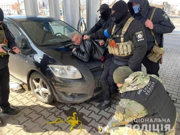 На заправке в Одессе задержали иностранца с гранатой, где он ее взял &mdash; объяснить не смог. Фото
