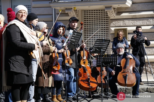 «Закройте над нами небо»: артисты Одесского оперного театра провели музыкальный перформанс среди баррикад. Видео, фото