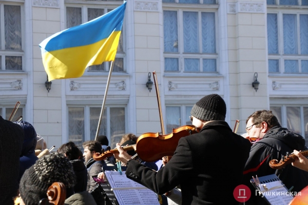 «Закройте над нами небо»: артисты Одесского оперного театра провели музыкальный перформанс среди баррикад. Видео, фото