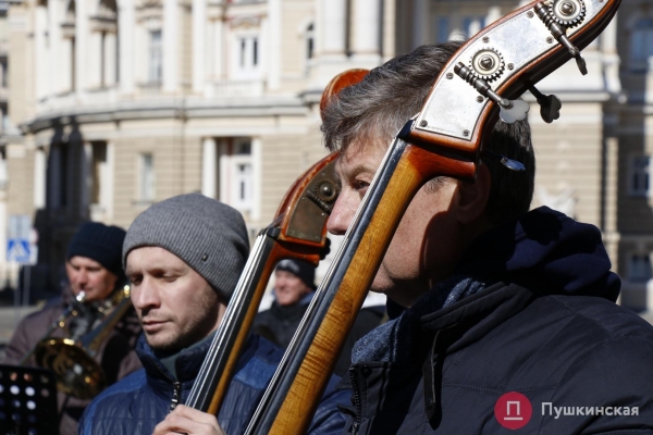 «Закройте над нами небо»: артисты Одесского оперного театра провели музыкальный перформанс среди баррикад. Видео, фото