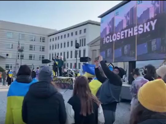 У Берліні відбувається масовий мітинг на підтримку України: учасники вимагають закрити небо над країною