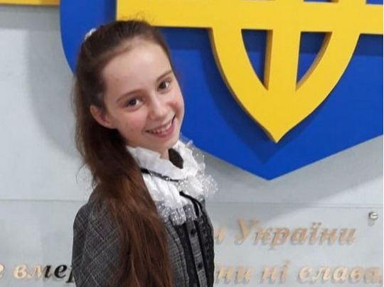 «Вона постійно сидить з книжками»: школярка з Черкас перемогла у всеукраїнських олімпіадах з 8 предметів
