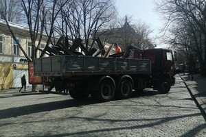 С центра Одессы убирают противотанковые ежи