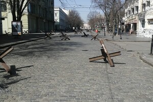 С центра Одессы убирают противотанковые ежи