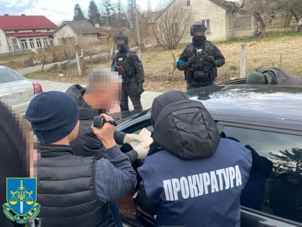 Под Львовом и.о. мэра требовал от волонтера 100 тысяч грн с автобуса с гуманитаркой