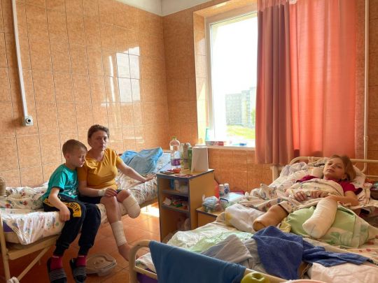 &laquo;Мамі та&nbsp;сестричці ампутували ноги&raquo;: 11-річний Ярослав доглядає за&nbsp;пораненими рідними після обстрілу вокзалу у&nbsp;Краматорську