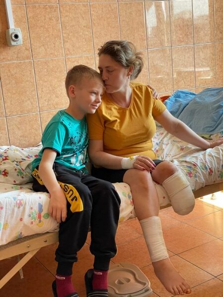 &laquo;Мамі та&nbsp;сестричці ампутували ноги&raquo;: 11-річний Ярослав доглядає за&nbsp;пораненими рідними після обстрілу вокзалу у&nbsp;Краматорську