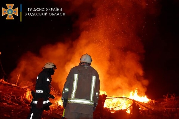 Одесские спасатели показали, как ликвидировали последствия ночного обстрела 